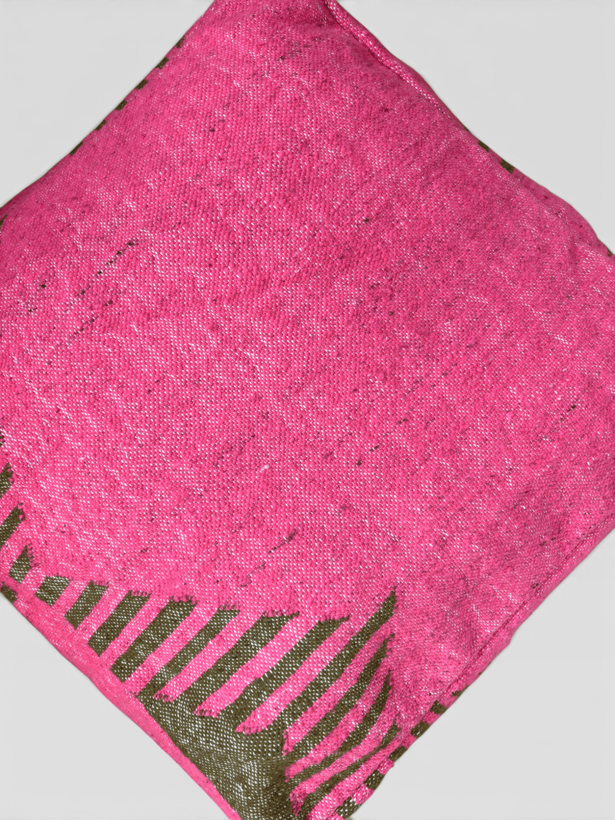 Das LEY! Bodenkissen – Colorful Line – Relana ist ein rosa Wollkissen mit einem dezenten braunen Blattmuster auf hellem Stoff.