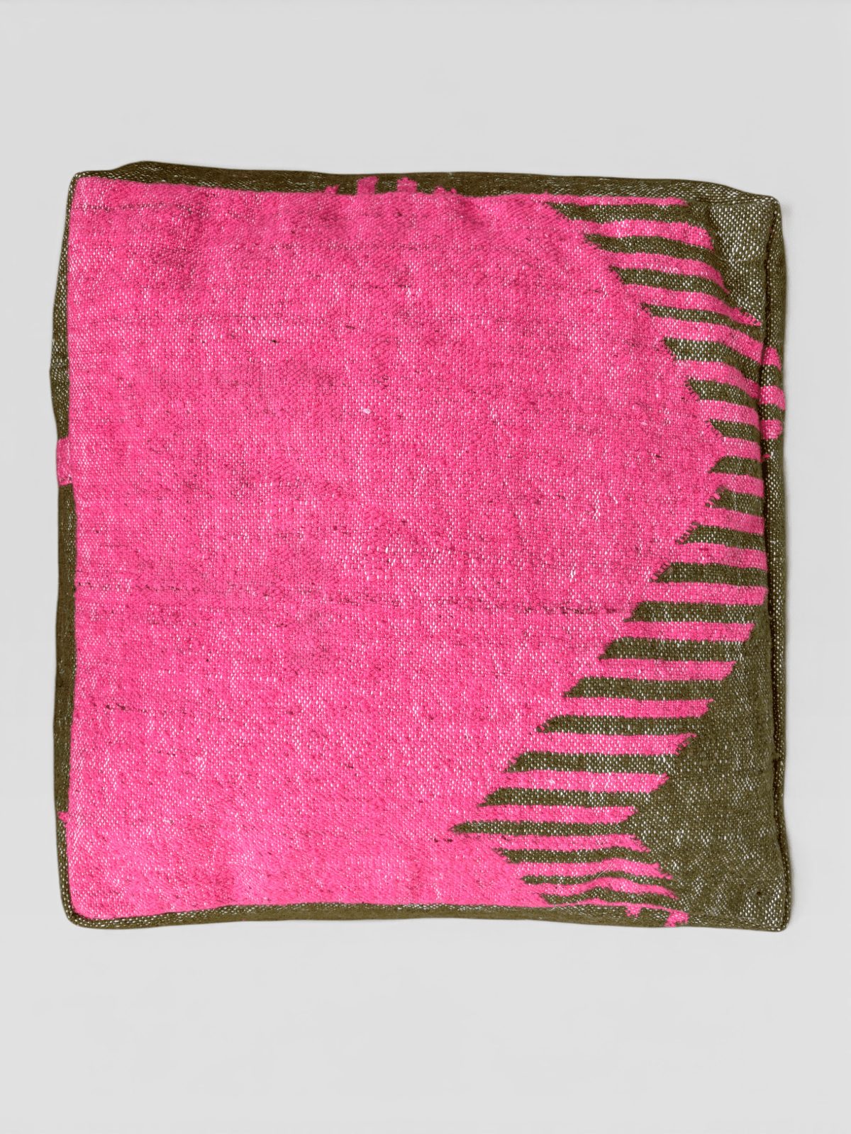 Das LEY! Bodenkissen – Colorful Line – Molina ist ein quadratisches Kissen mit rosa und olivgrünen geometrischen Linien auf hellgrauem Hintergrund.