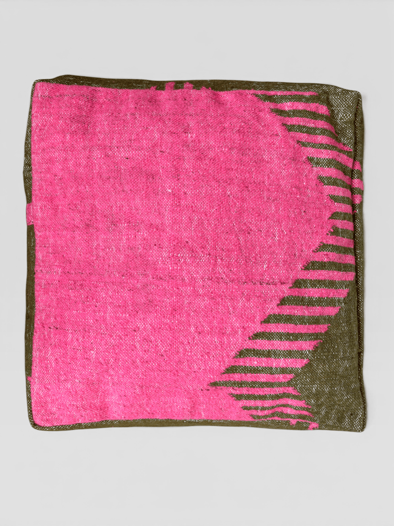 Das LEY! Bodenkissen – Colorful Line – Molina ist ein quadratisches Kissen mit rosa und olivgrünen geometrischen Linien auf hellgrauem Hintergrund.