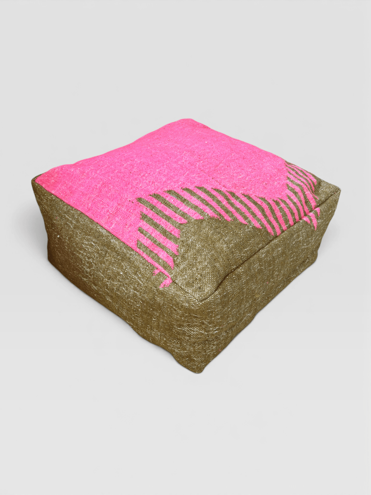 Das LEY! Bodenkissen – Colorful Line – Molina ist ein quadratisches Sitzkissen mit braunem Unterteil und einem rosa gestreiften geometrischen Muster.