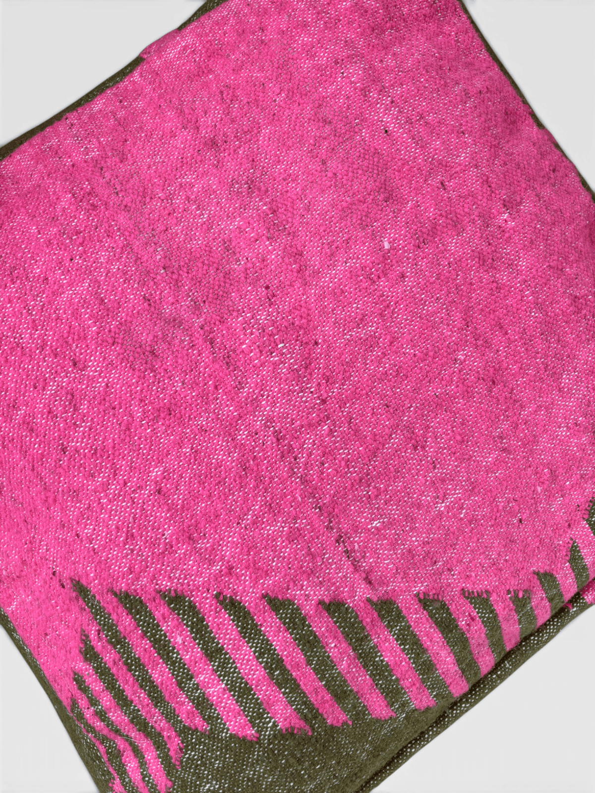 Ein quadratisches, rosa Bodenkissen – Colorful Line – Molina von LEY! mit braunem Rand und Streifen auf weißem Hintergrund.