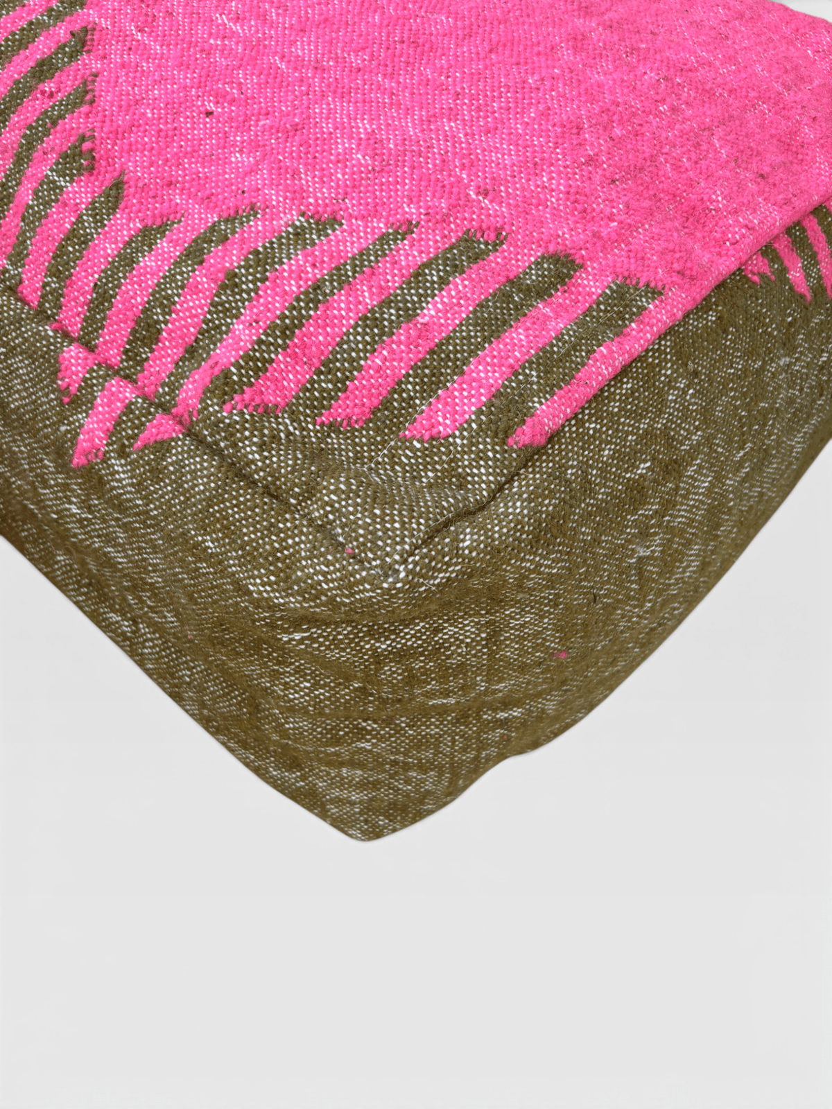Nahaufnahme des LEY! Bodenkissens – Colorful Line – Molina mit einer leuchtend pinkfarbenen, mit Fransen verzierten Decke, die über eine Ecke drapiert ist.