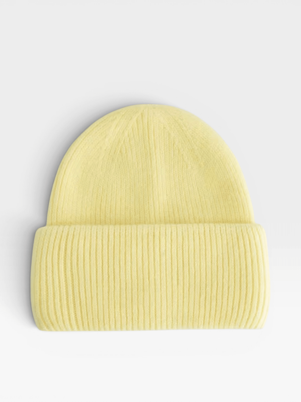 LEY! Wollmütze „Saha“ in Lila, Unisex-Strickmütze mit Umschlag, auf weißem Hintergrund.