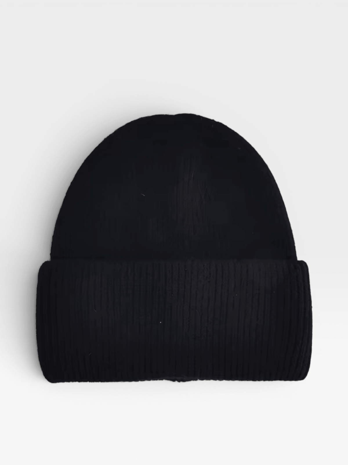 Die LEY! Wollmütze „Saha“ in Schwarz ist eine schlichte, schwarze Unisex-Mütze mit umgeschlagenem Rand von LEY!.