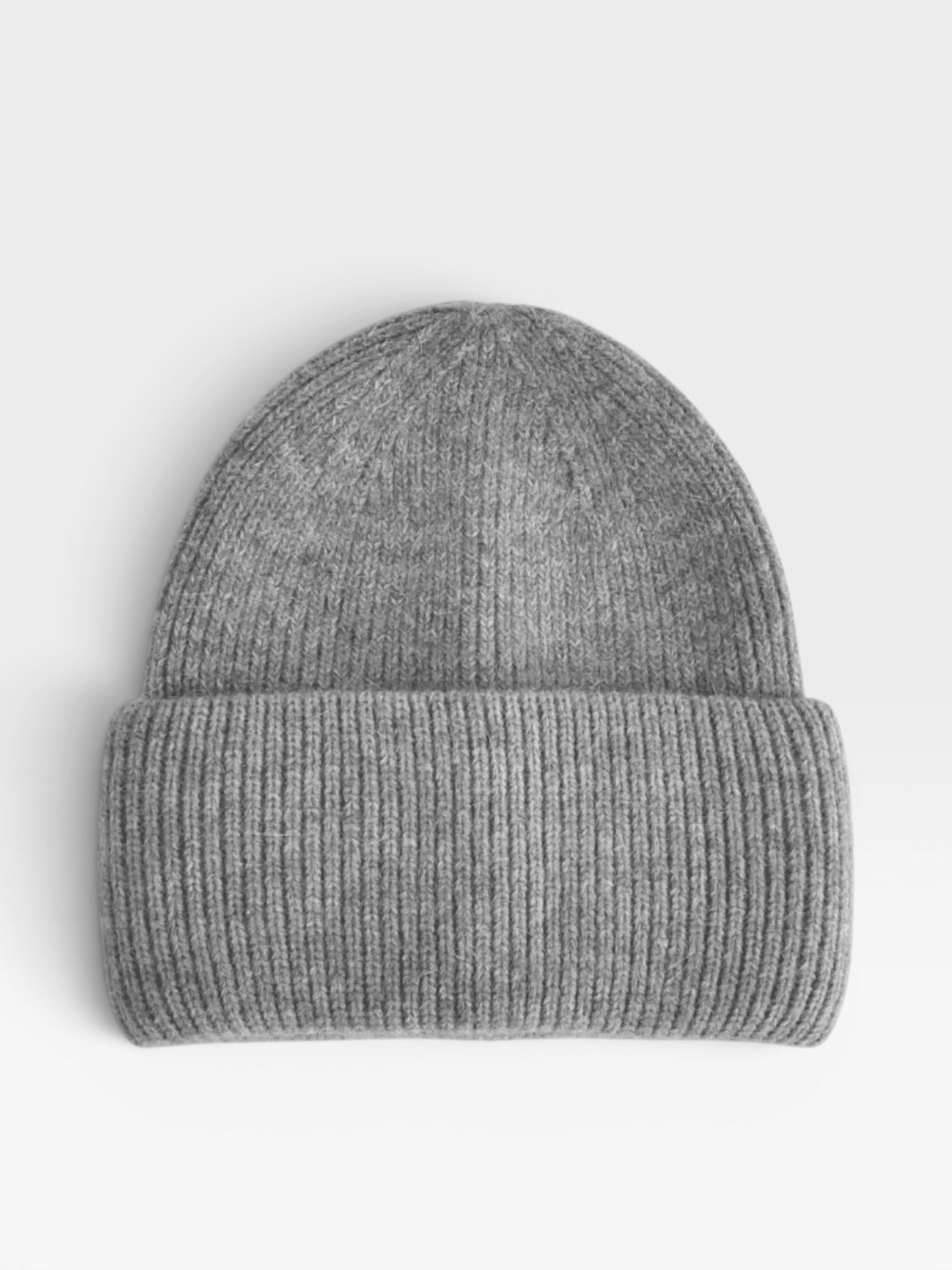 LEY! Wollmütze „Saha“ in Beige, Unisex-Mütze aus Rippstrick mit umgeschlagenem Rand, von LEY! auf weißem Hintergrund.