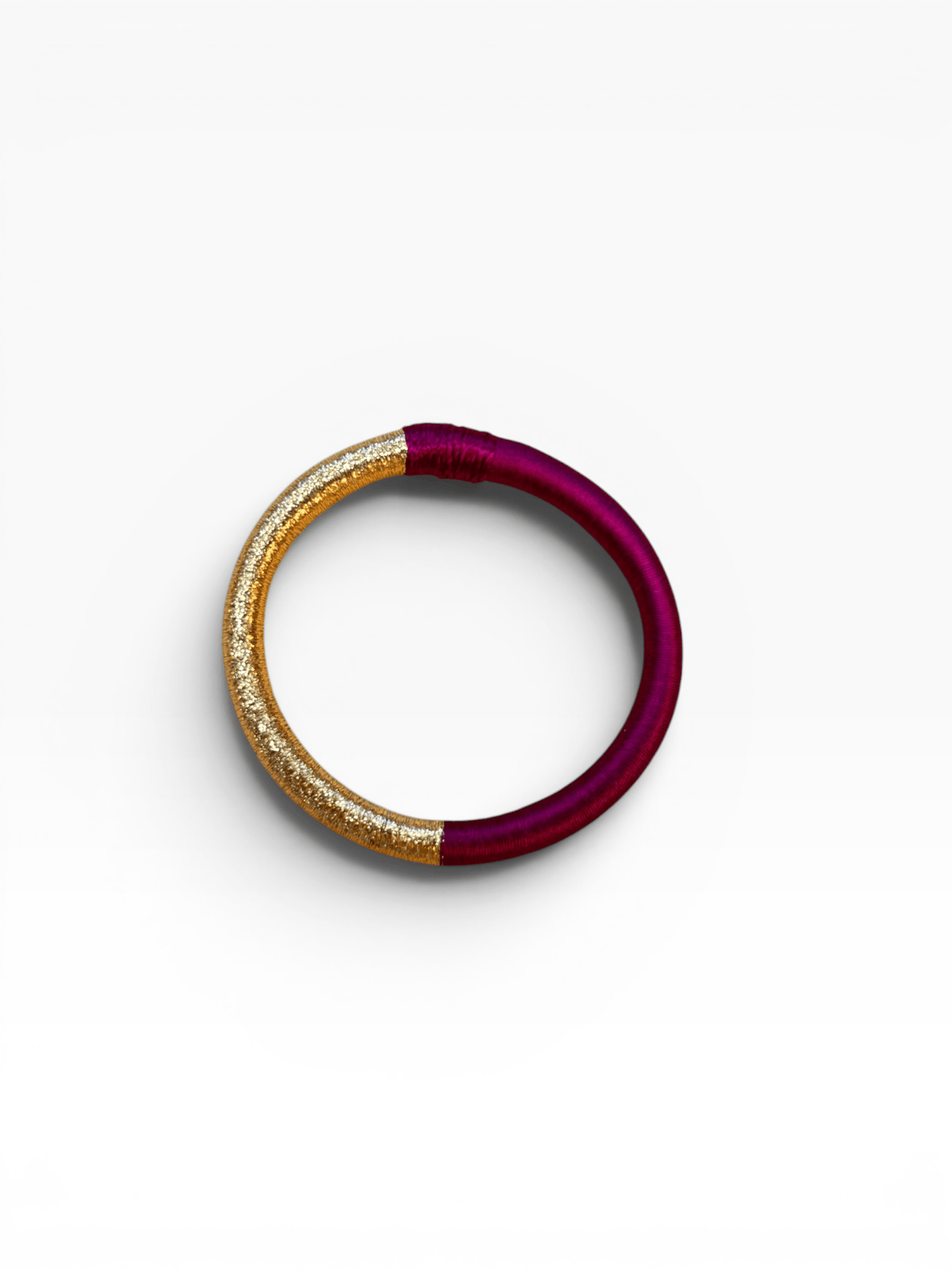 Der Armreif „Mirama“ von LEY! in Aubergine-Gold – ein stilvolles, handgefertigtes Geschenk.