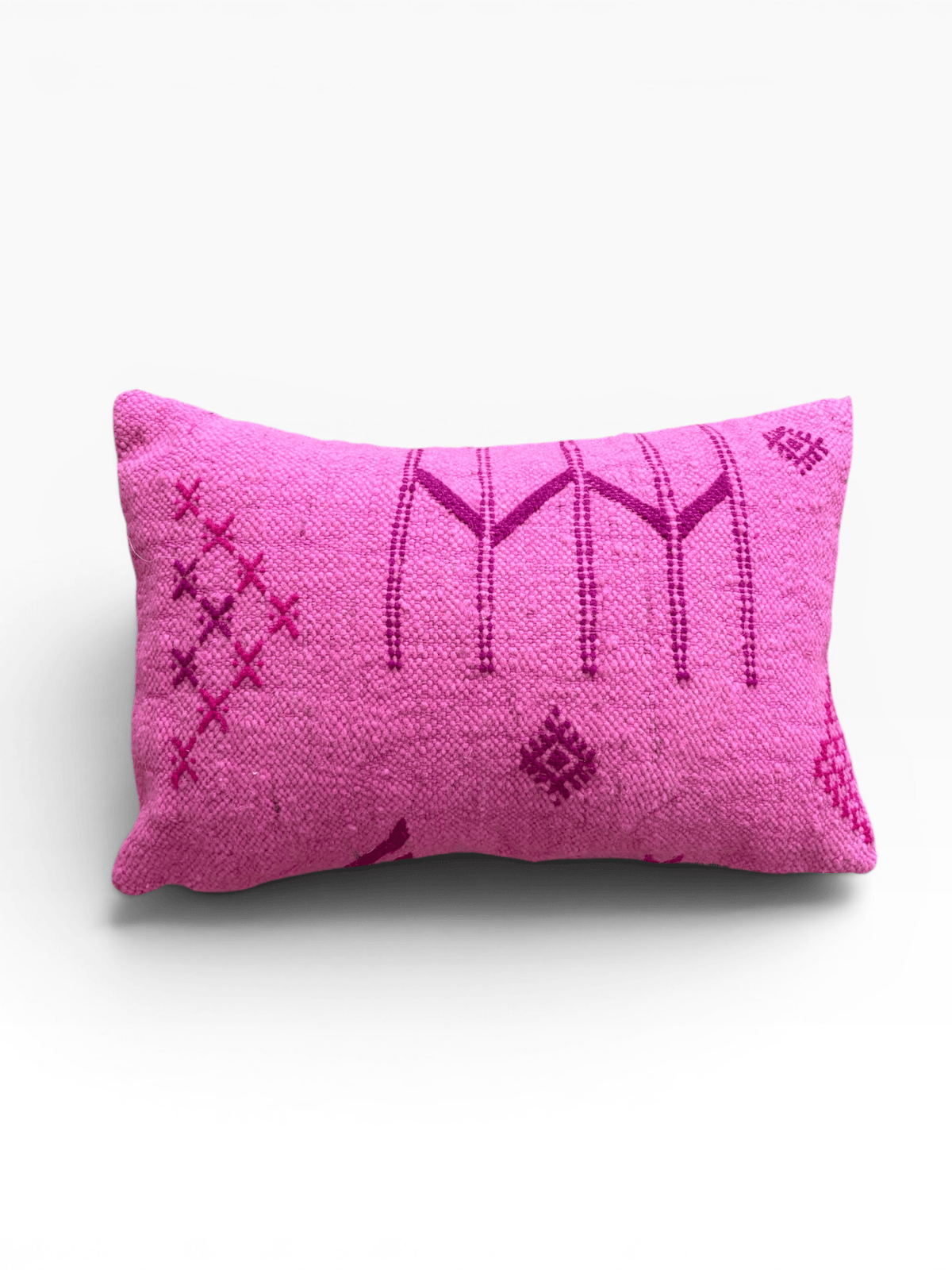 Das Kissen „LEY! Kissen Colorful Line Pink Edition 30x50“ ist mit rosa und violetten geometrischen Mustern auf weißem Hintergrund verziert.