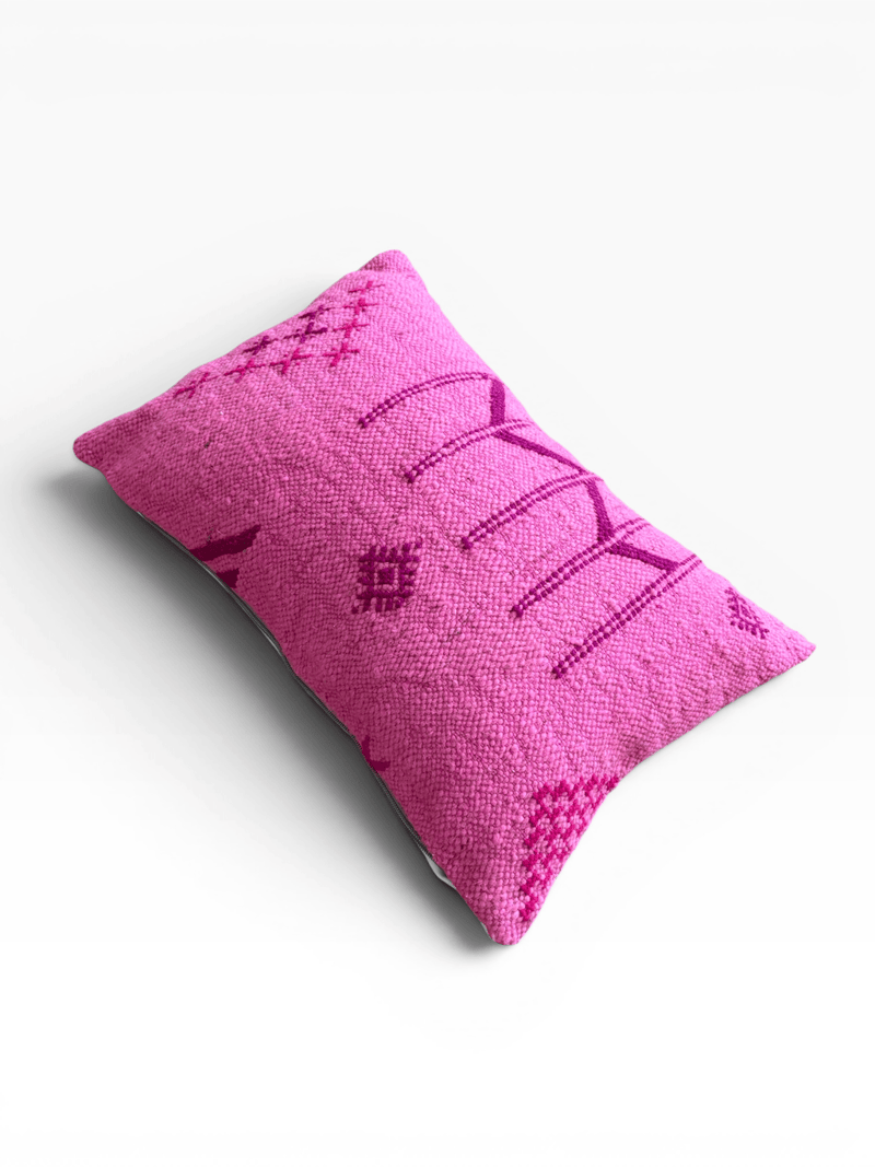 LEY! – Kissen – Colorful Line – PINK EDITION, ein rechteckiges, rosa Kissen im Format 30 x 50 mit bunten Streifen, von LEY!.