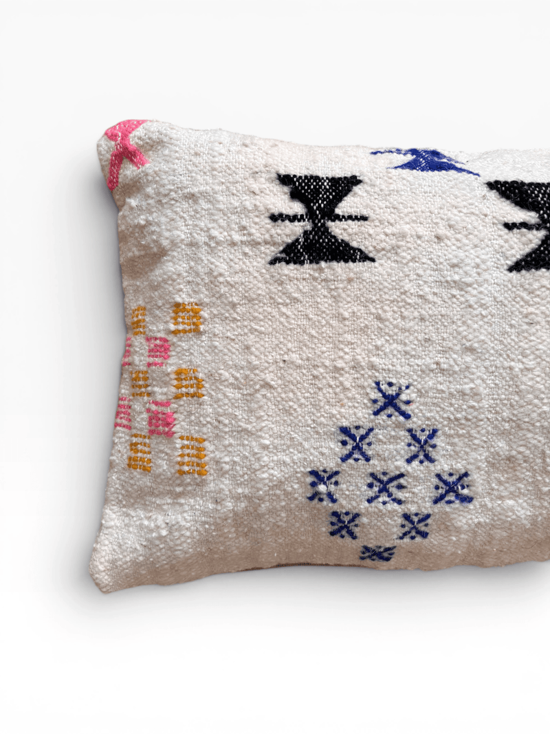LEY! Kissen – Colorful Line: 40 x 60 cm, weiß mit rosa, gelben, schwarzen und blauen geometrischen Ziernähten.