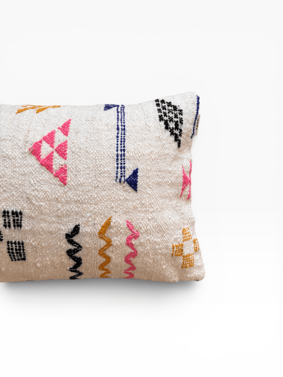 LEY! Kissen – Colorful Line, 40 x 60 cm, von LEY! mit buntem Muster auf beigem Hintergrund, Schurwolle.