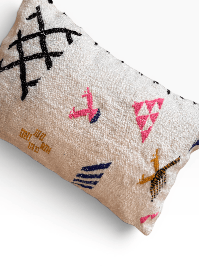LEY! Kissen – Colorful Line 40 x 60 cm: Buntes Wollkissen mit abstrakter Stickerei in Gold, Pink und Blau.