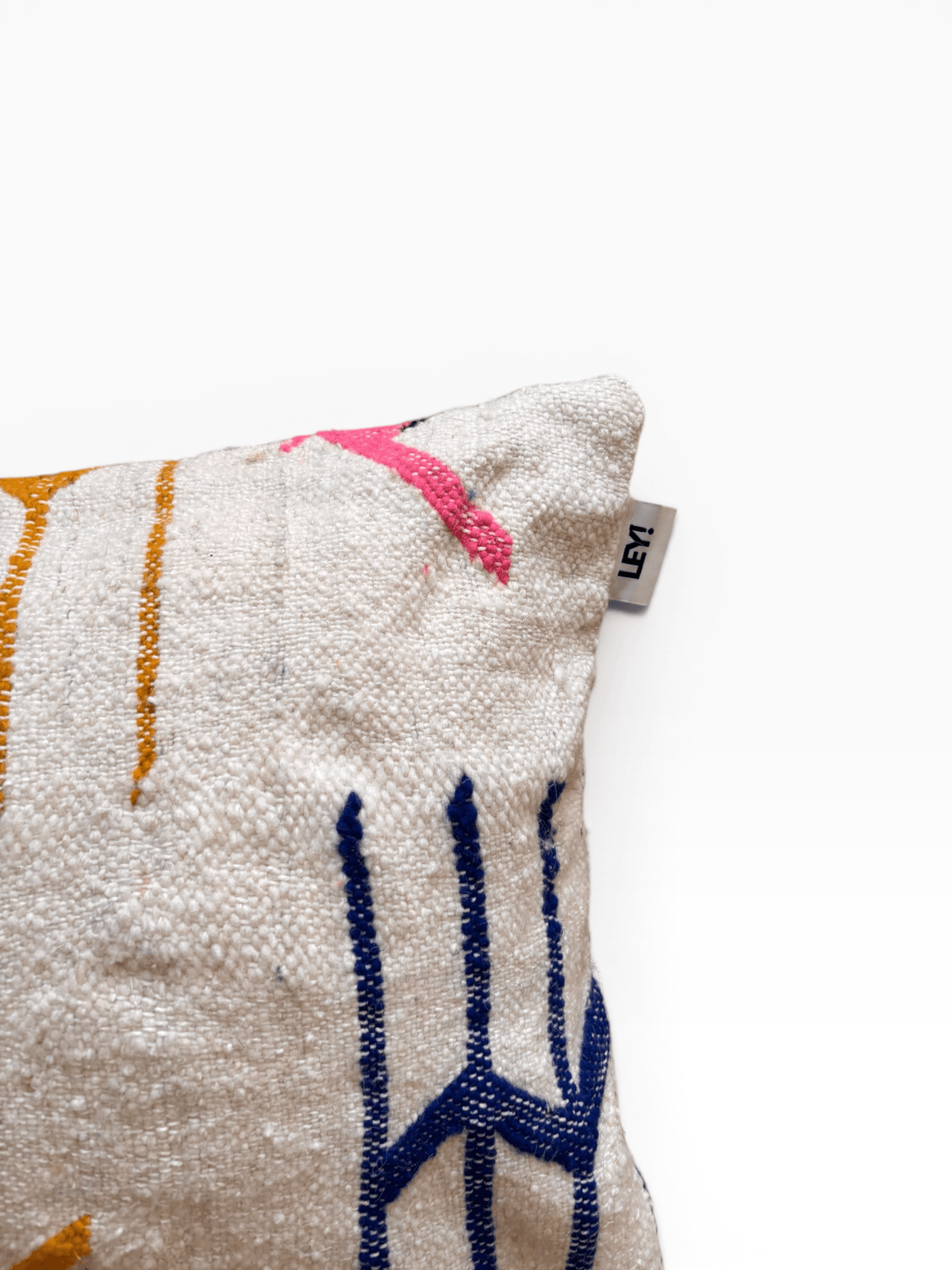 LEY! Kissen – Colorful Line, 40 x 60 cm: abstraktes Muster in leuchtendem Blau, Rosa und Gelb mit sichtbarer, gewebter Marrakesch-Struktur.