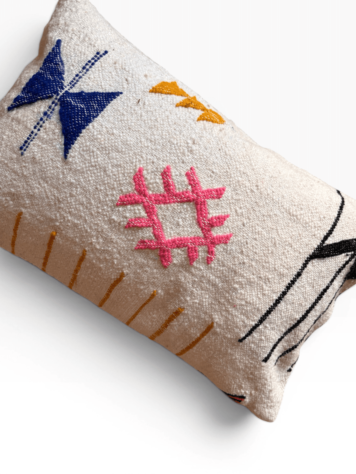 LEY! Kissen – Colorful Line von LEY!: 40 x 60 cm großes Kissen aus beiger Schurwolle mit lebhaften geometrischen Stickereien, inspiriert von Marrakesch.