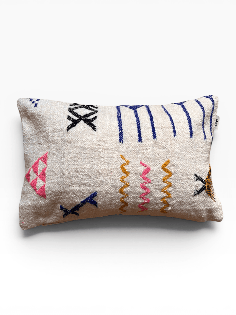 LEY! Kissen – Colorful Line 40x60: Rechteckiges Wollkissen mit schwarzen, blauen, rosa und gelben Streifen auf weißem Hintergrund.
