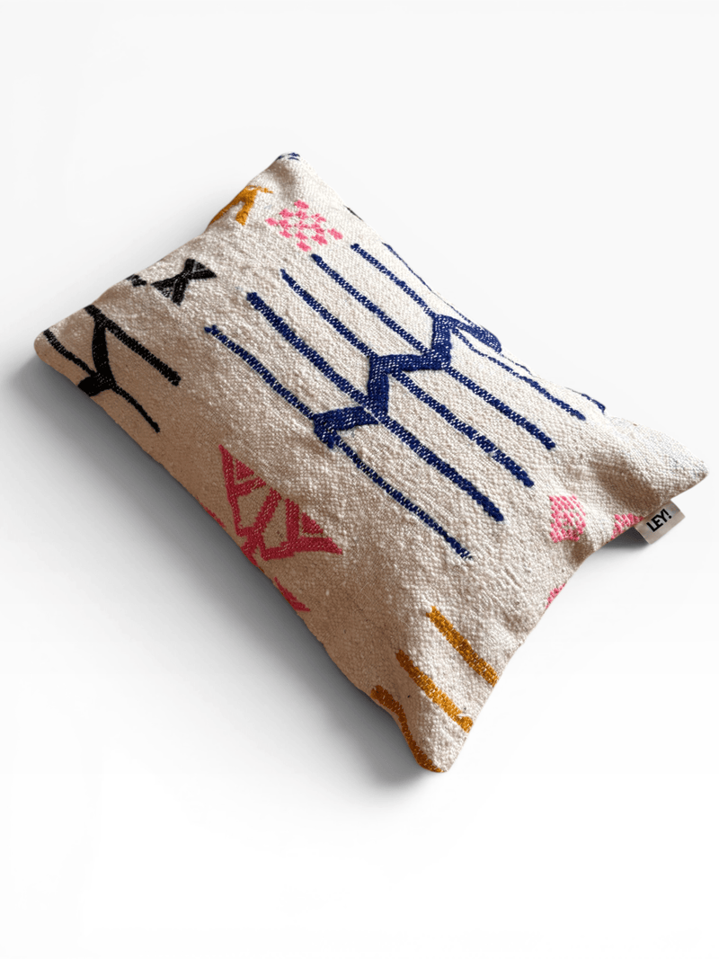 LEY! Kissen – Colorful Line 40x60: Abstrakte Muster auf cremefarbener Schurwolle, inspiriert von der Handwerkskunst aus Marrakesch.