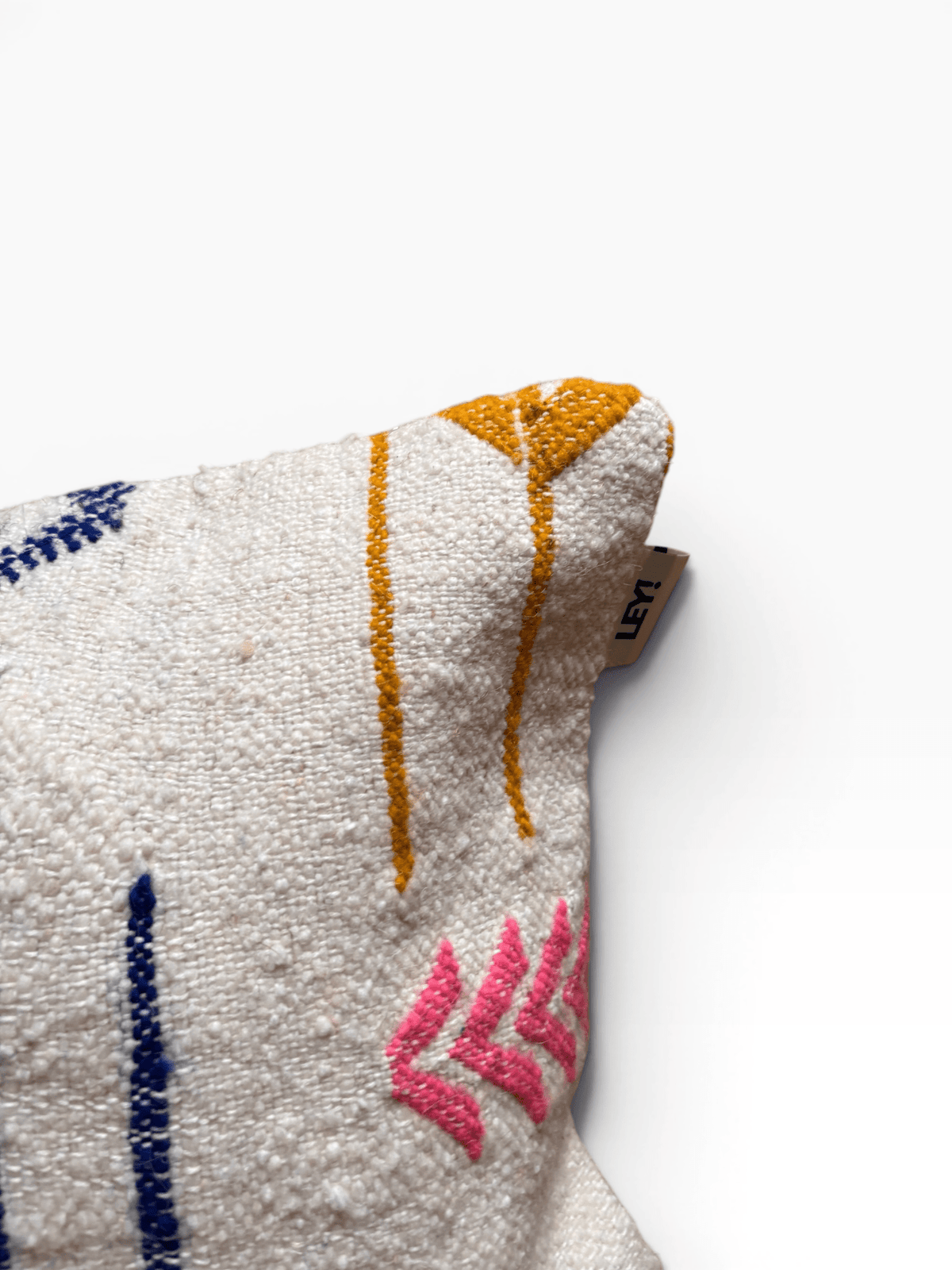 LEY! Kissen – Colorful Line, 40 x 60: Weißes Kissen mit gelben, rosa und blauen Stickmustern von LEY!.