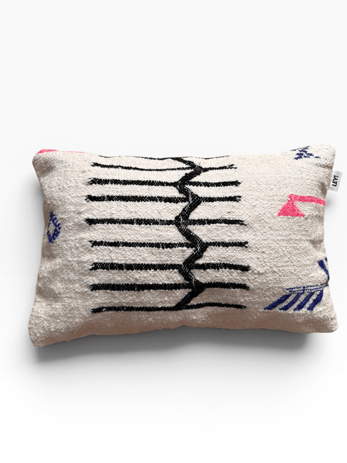 LEY! Kissen – Colorful Line von LEY! (40 x 60): Schwarze Zickzackmuster und rosa-blaue Formen versetzen Sie in das handgefertigte Flair von Marrakesch.