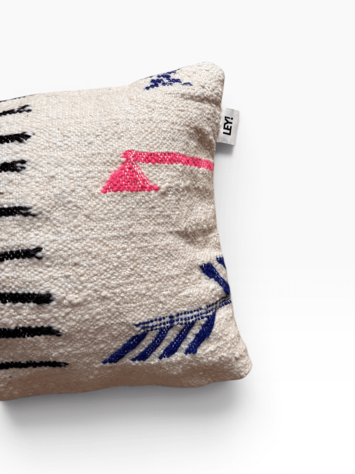 LEY! Kissen – „Colorful Line“ von LEY!, 40 x 60, beige mit schwarzen, blauen und rosa abstrakten Stickereien, handgefertigt in Marrakesch.
