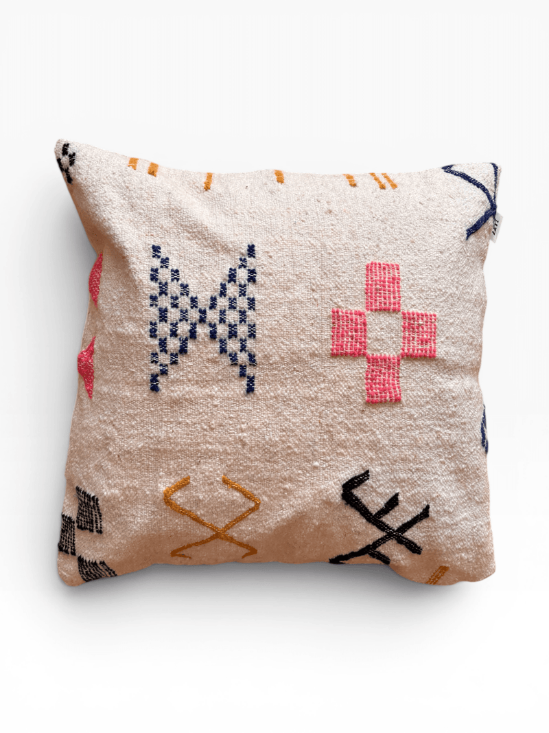 LEY! Kissen – Colorful Line, 60 x 60 cm: Handgefertigtes Wollkissen mit geometrischen Mustern in Blau, Rosa, Gelb und Schwarz.