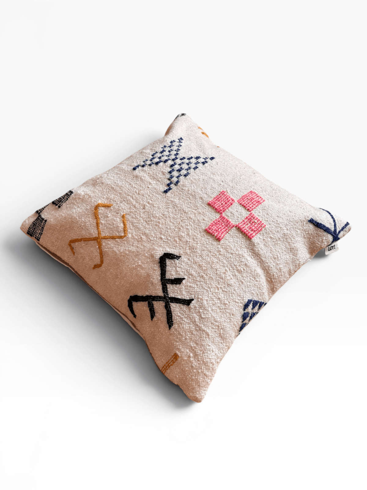 LEY! Kissen – Colorful Line, 60 x 60 cm, mit gestickten geometrischen Mustern auf Beige und Weiß, von LEY!.