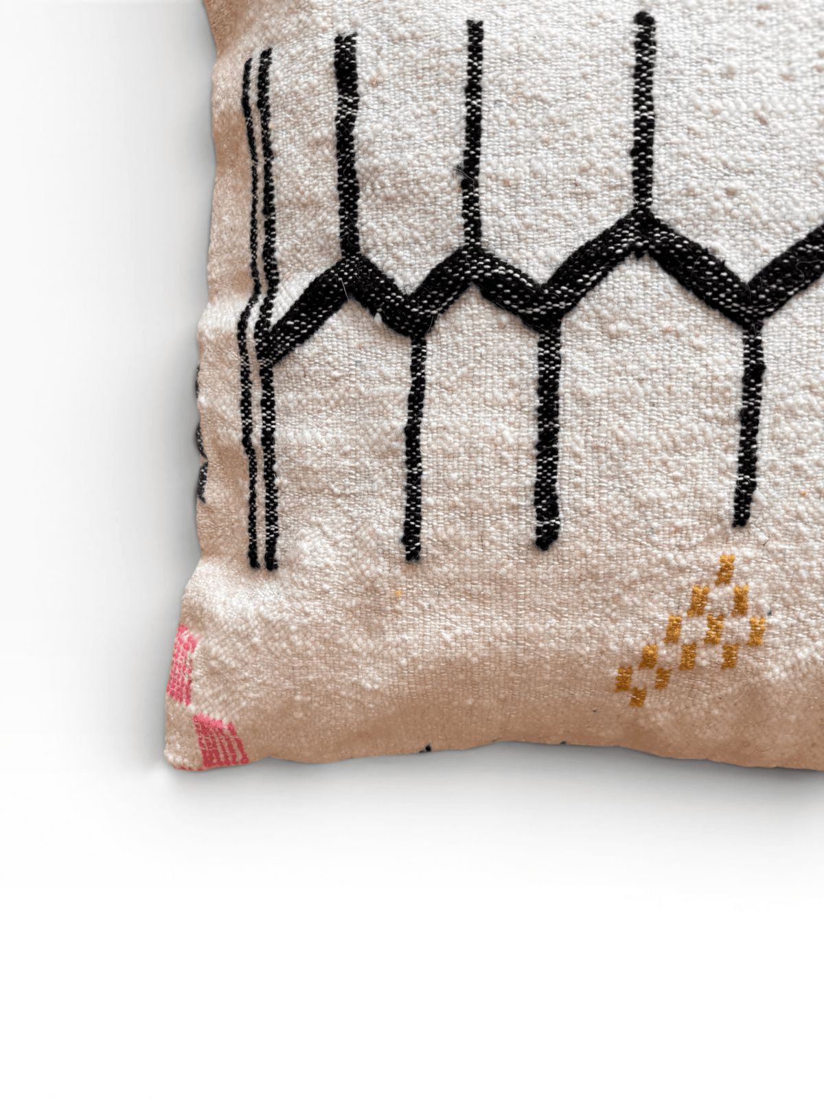 LEY! Kissen – Colorful Line 60 x 60 cm, schwarzer Zickzack und Roségold auf cremefarbenem Hintergrund, handgefertigt aus Schurwolle von LEY!.