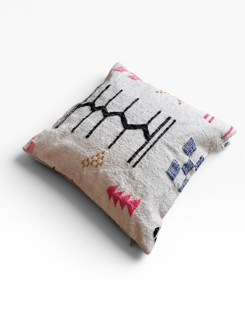 LEY! Kissen – Colorful Line 60 x 60, von LEY!, weiß, handgefertigt mit schwarzen, rosa, gelben und blauen geometrischen Mustern.