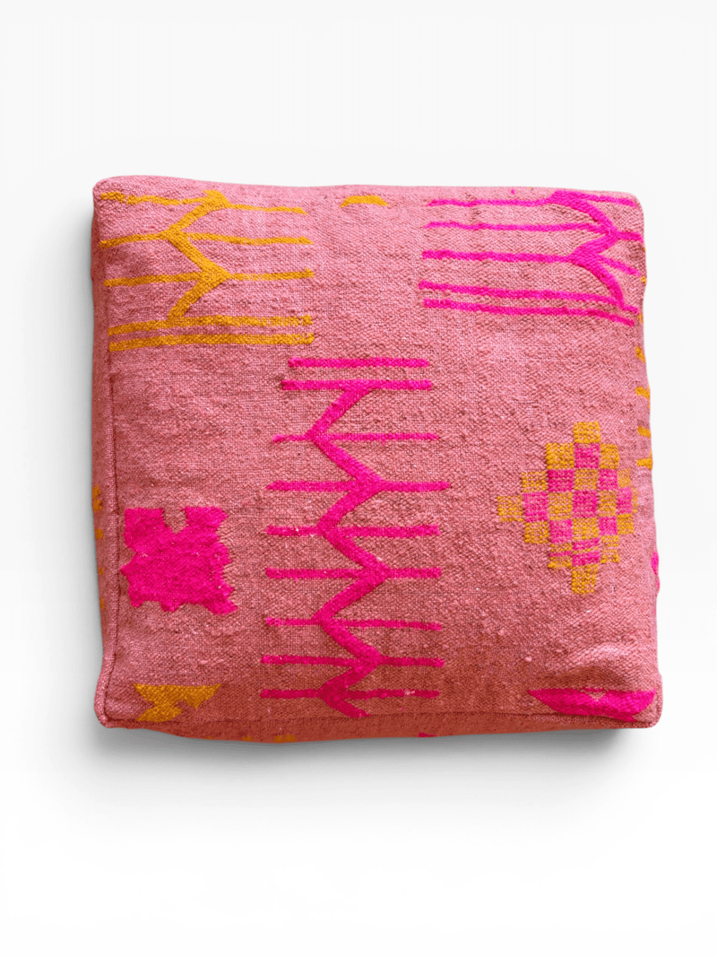 LEY! Bodenkissen – Colorful Line Terra II: quadratisches Kissen in Terrakotta mit geometrischen Mustern in Gelb und Magenta.