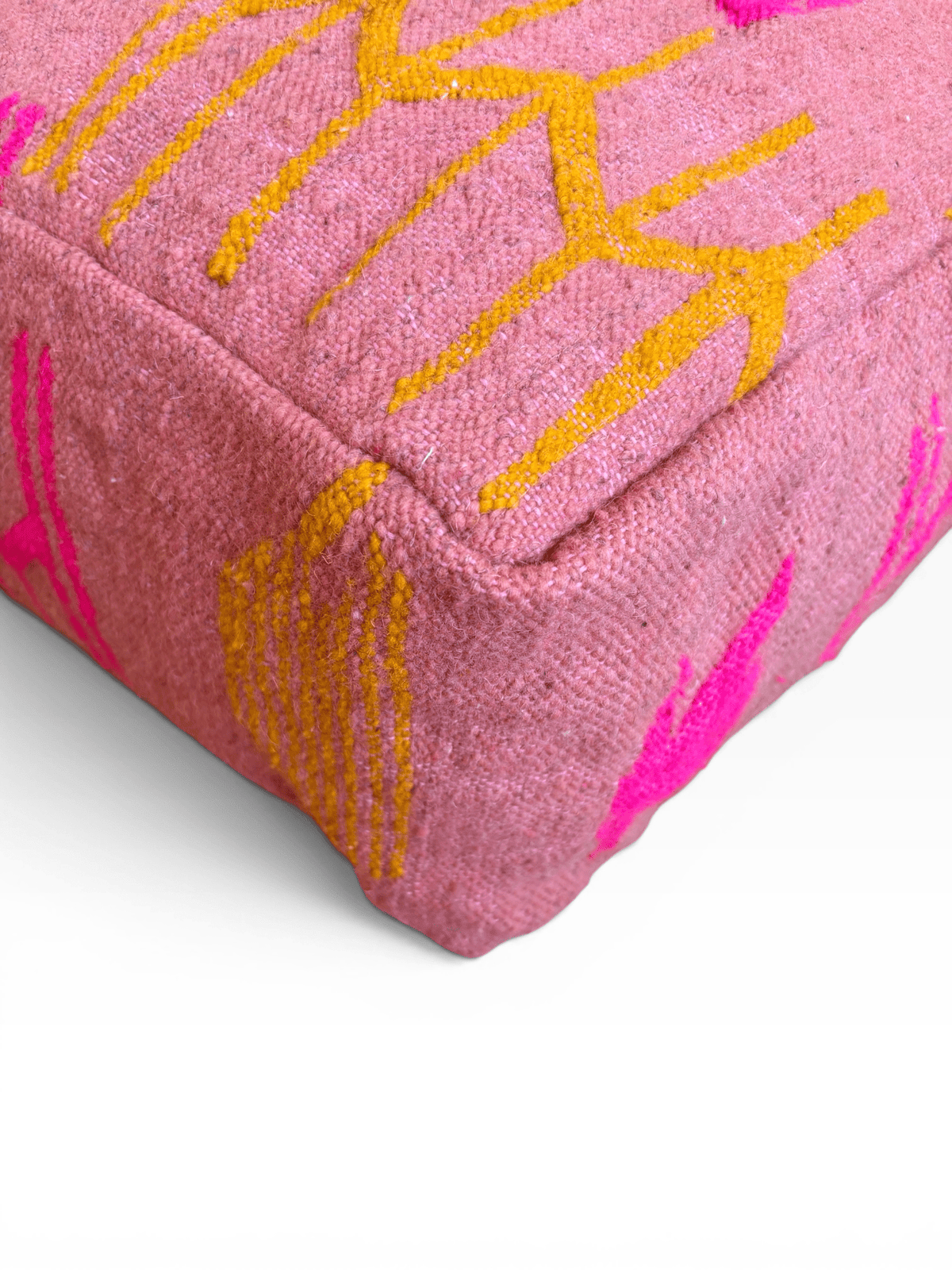 Nahaufnahme von LEY! Bodenkissen – Colorful Line Terra III mit gelben und rosa Mustern auf weißem Hintergrund.