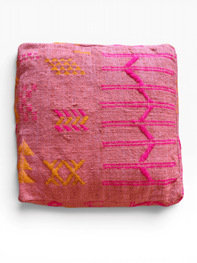 Bodenkissen – Colorful Line – Terracotta Edition Terra IV von LEY!: Lebhafte Muster auf gewebtem Stoff in Rosa- und Orangetönen.