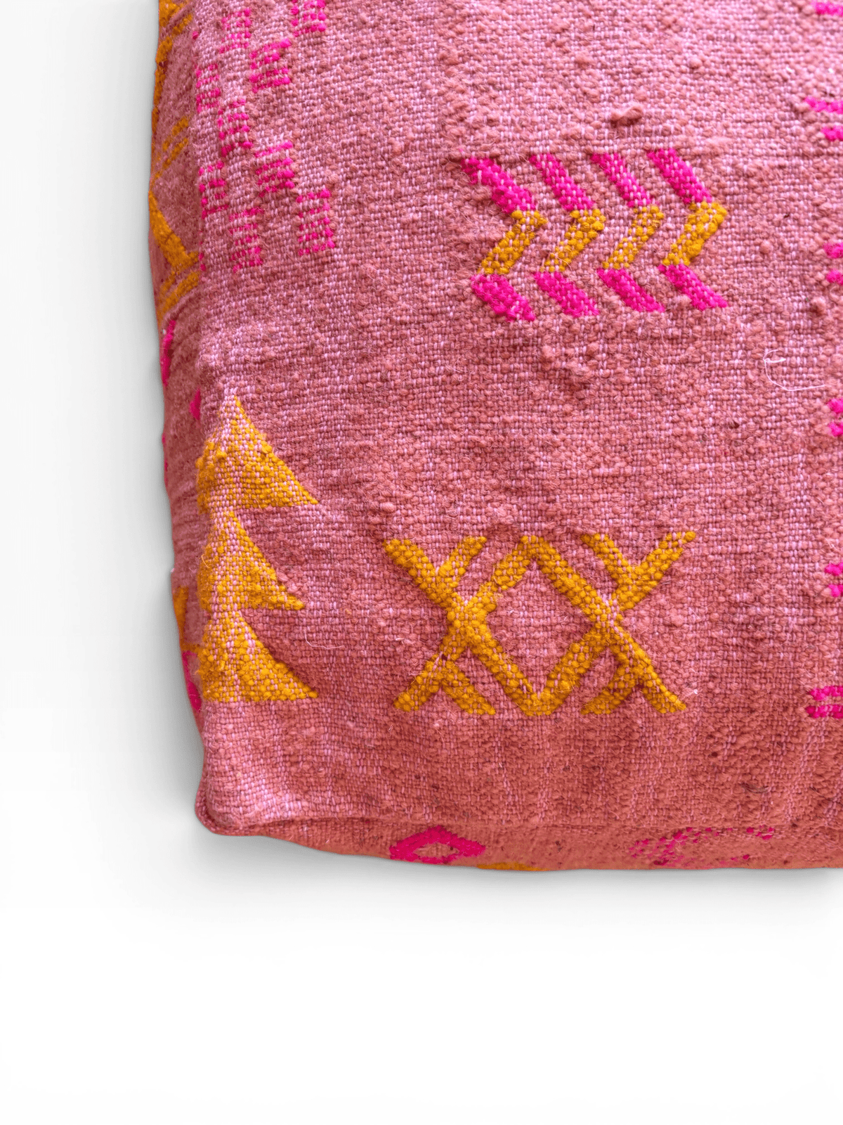 LEY! Bodenkissen – Colorful Line Terra IV: rosa gewebtes Berber-Kissen mit gelb-rosa geometrischen Details.
