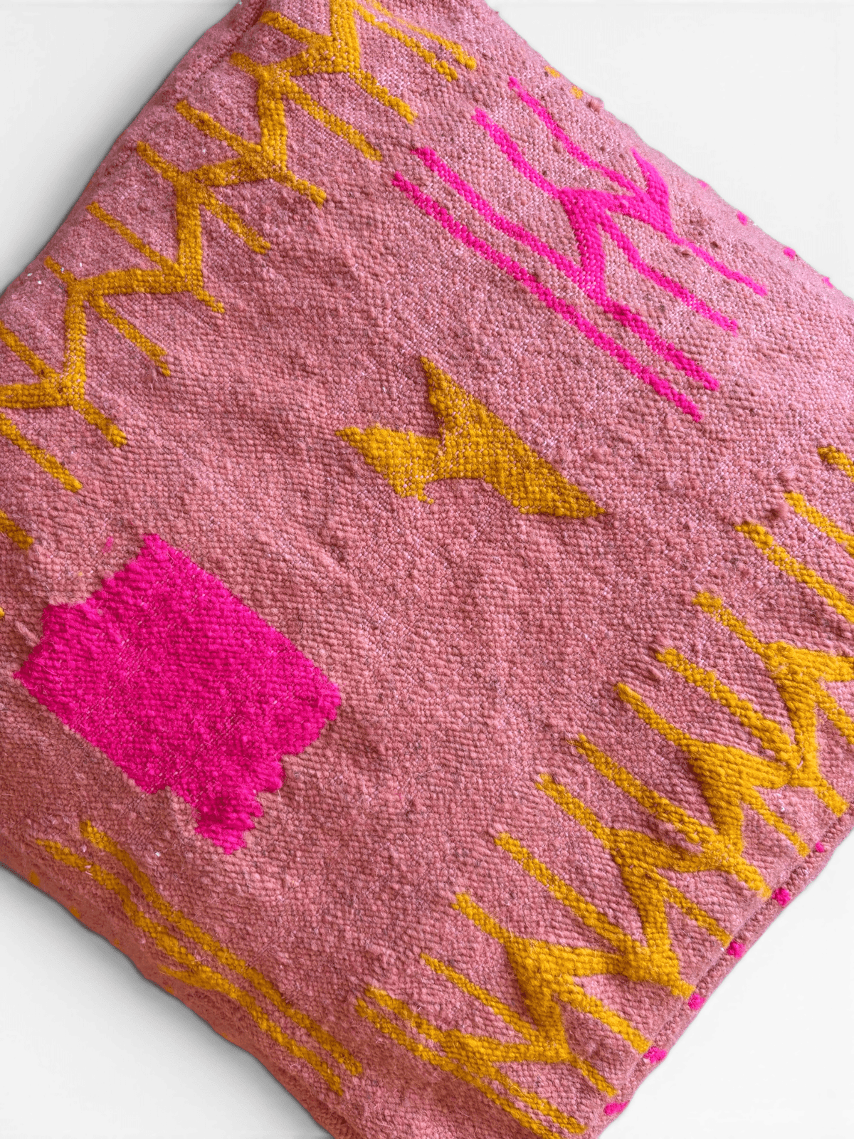 LEY! Bodenkissen – Colorful Line Terra V: ein rosa, strukturiertes Terrakotta-Kissen mit auffälligen gelben und rosa geometrischen Mustern.
