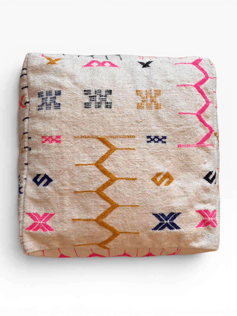 Bodenkissen – Colorful Line – Kantia von LEY!: Quadratisches, beiges Kissen mit farbenfroher geometrischer Stickerei auf weißem Hintergrund.