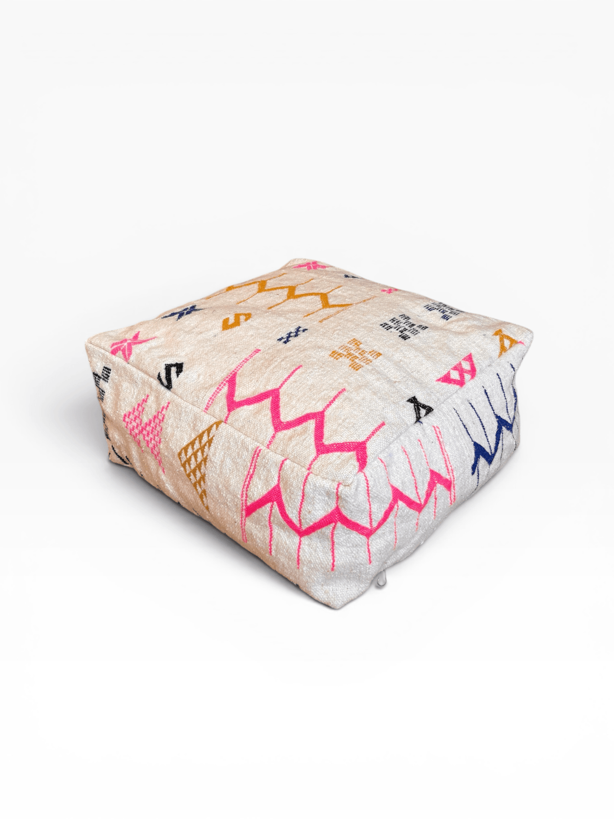 Ein quadratisches, beiges LEY! Bodenkissen – Colorful Line – Kantia mit lebhaften geometrischen Mustern aus Wolle.