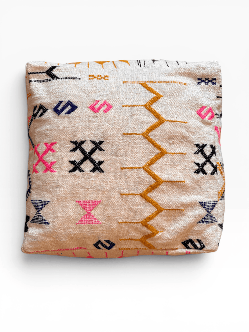 LEY! Bodenkissen – Colorful Line – Kantia: Quadratisches Kissen mit geometrischen Mustern in Rosa, Gelb und Schwarz auf Beige im Boho-Stil.
