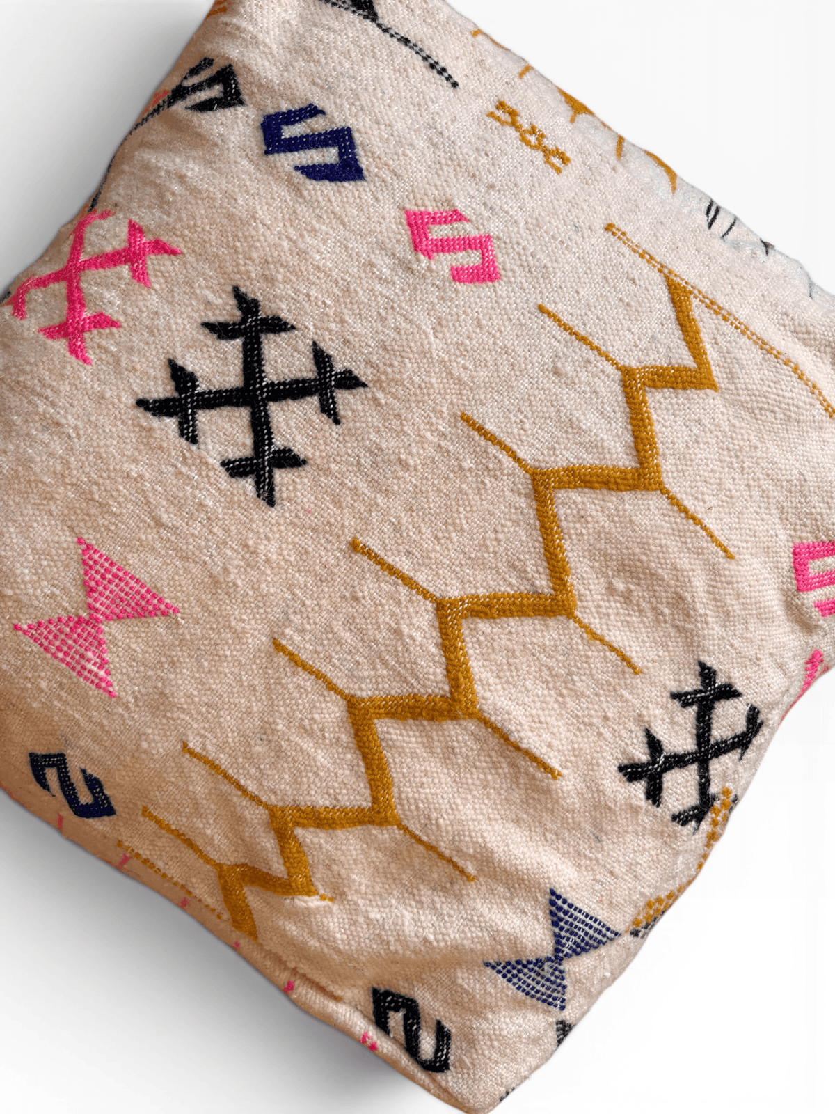 LEY! Bodenkissen – Colorful Line – Kantia: quadratisches, cremefarbenes Kissen mit schwarzen, gelben, rosa und blauen geometrischen Mustern.