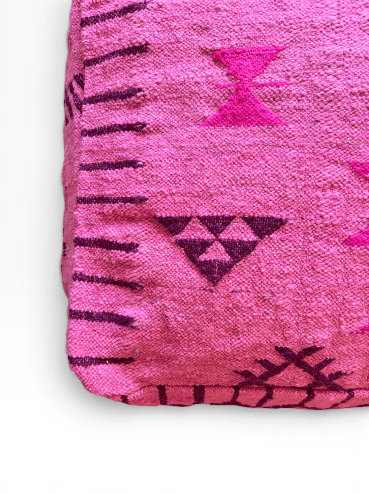 LEY! Bodenkissen – Colorful Line Pink Edition: rosa gewebtes Kissen mit violetten und malvenfarbenen geometrischen Mustern auf weißem Hintergrund.