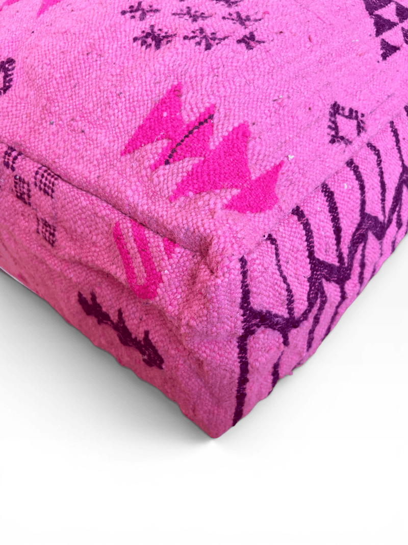 Nahaufnahme des „Bodenkissen – Colorful Line – Pink Edition“ von LEY! mit violetten und magentafarbenen Mustern auf weißem Hintergrund.