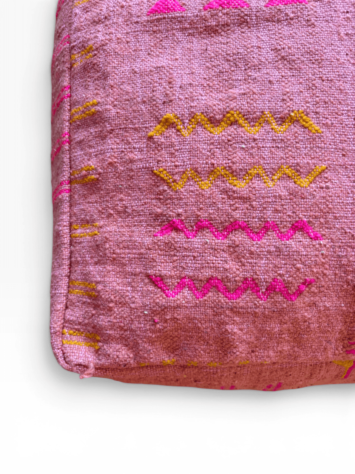 LEY! Bodenkissen – Colorful Line Terra V: rechteckiges Kissen in Terrakotta-Farbe mit Zickzack-Stickerei, aus weicher Schurwolle.