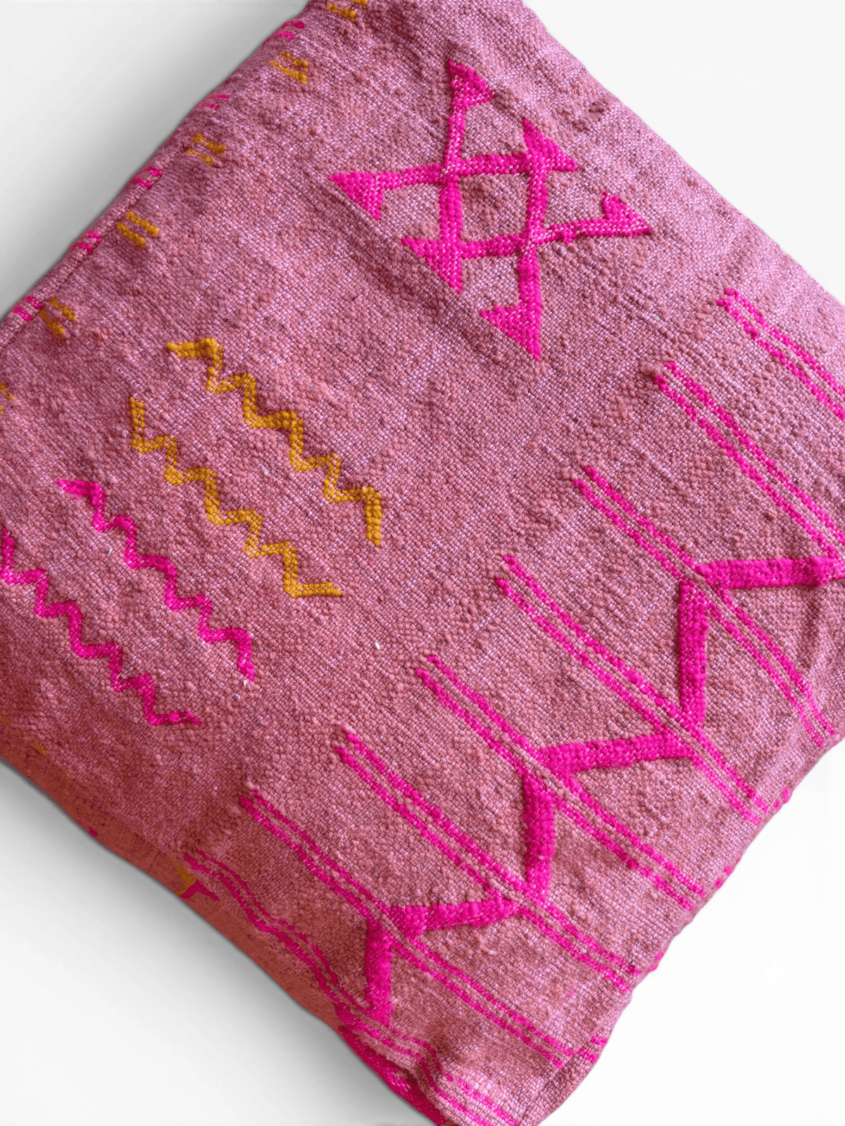 Das LEY! Bodenkissen – Colorful Line Terra V präsentiert sich in der Terracotta-Edition mit rosa Zickzackmustern auf weißem Hintergrund.