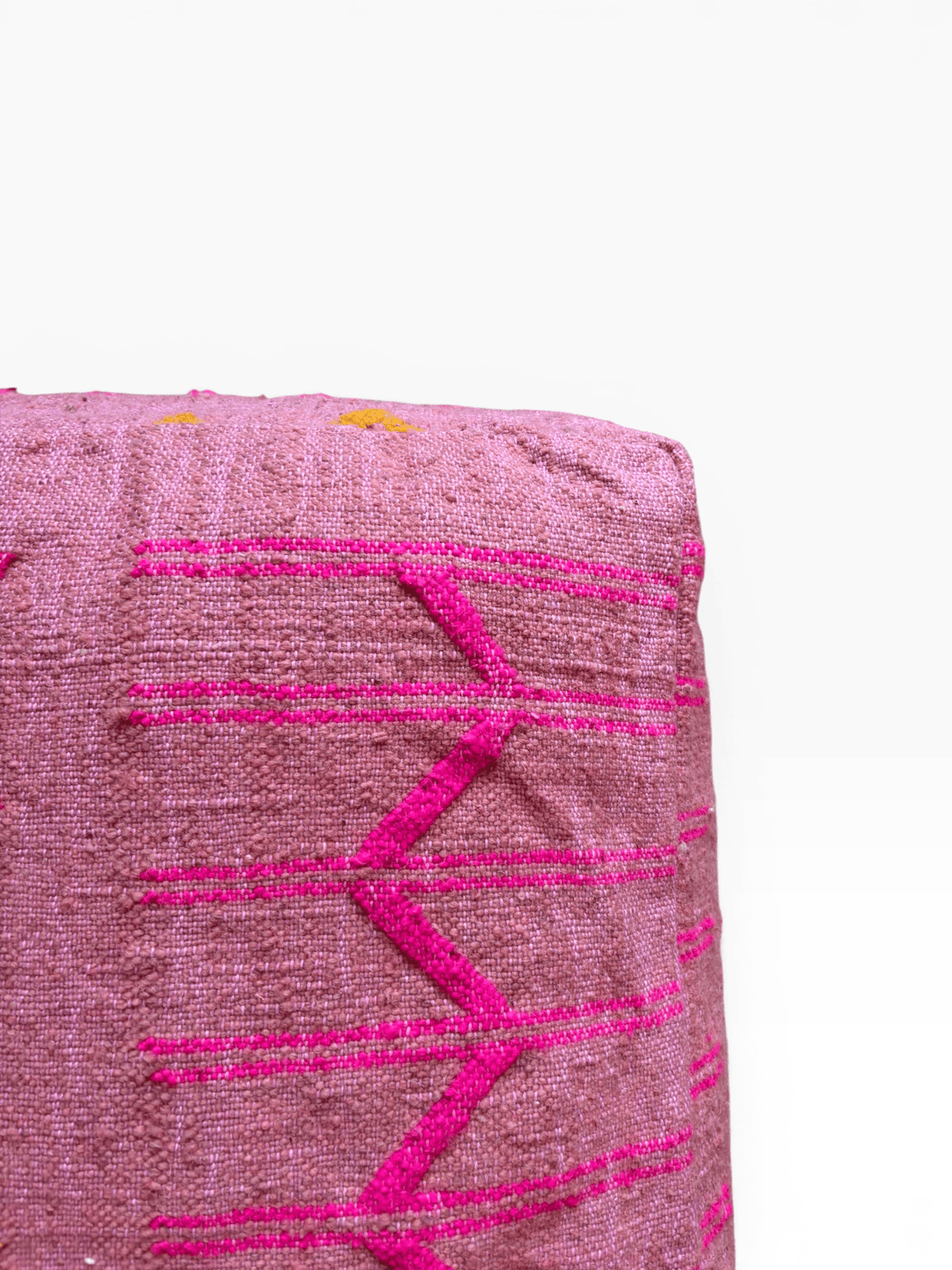 Nahaufnahme eines rosa LEY! Bodenkissens – Colorful Line – Terra V mit leuchtenden Zickzackmustern auf der linken Seite.