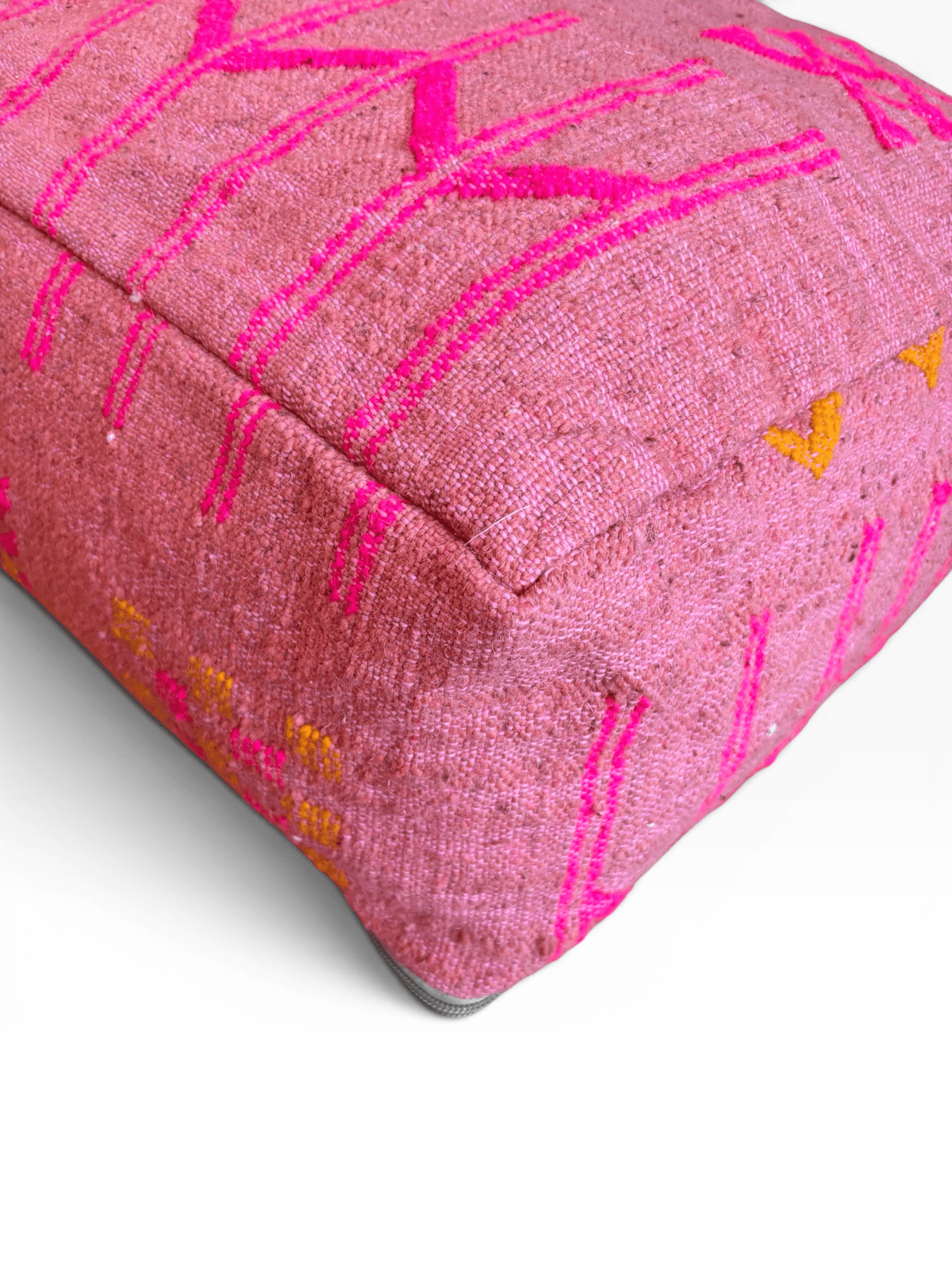 LEY! Bodenkissen Colorful Line Terra V: Sitzkissen im Boho-Stil in Terrakotta mit auffälligen Ziernähten, Schurwolle, weiße Unterseite.