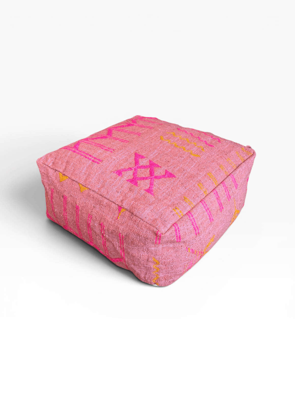 Das LEY! Bodenkissen „Colorful Line Terra V“ – ein rosa Boho-Kissen aus Schurwolle – besticht durch gelbe und magentafarbene Akzente.