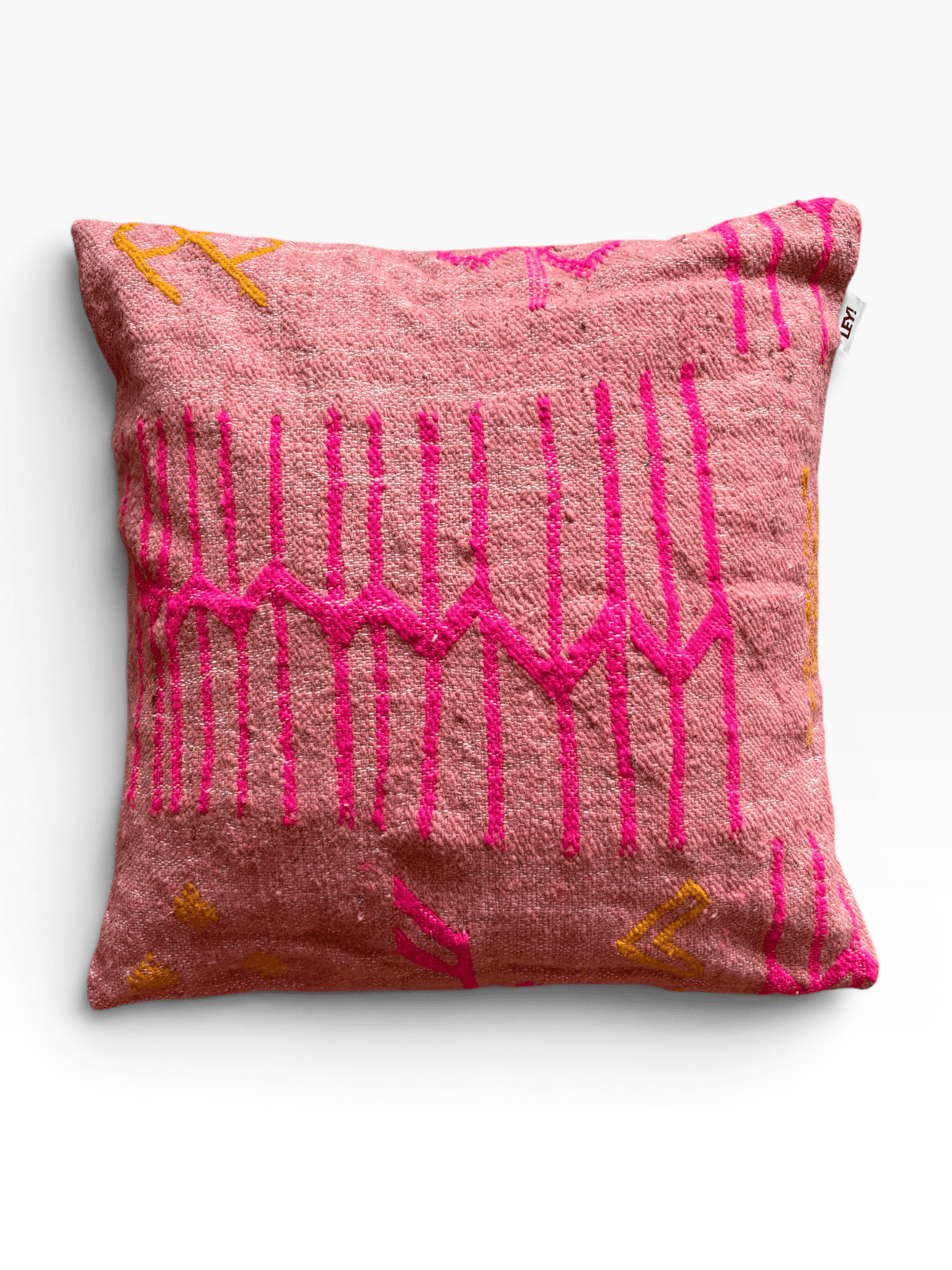 LEY! Kissen – Colorful Line – Terracotta Edition von LEY!: moderne rosa-gelbe Zickzackmuster auf einem hellbraunen Kissen mit Struktur.
