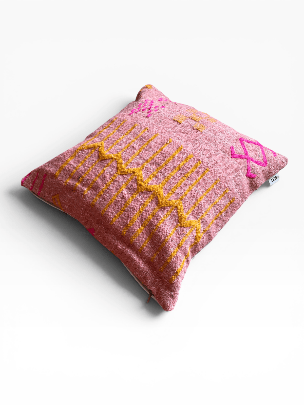 LEY! Kissen – Colorful Line Terracotta, 60 x 60 cm: rosa Schurwolle, gelbes und magentafarbenes geometrisches Muster auf weißem Hintergrund.
