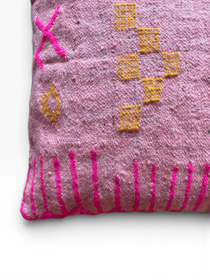 LEY! Kissen – Colorful Line Terracotta, 60 x 60 cm, von LEY! Rosa mit gelbem geometrischem Muster, handgefertigt.
