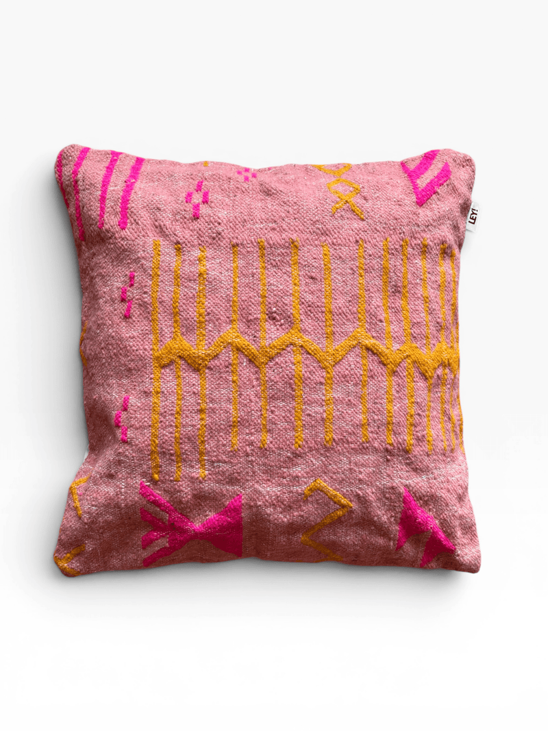 LEY! Kissen – Colorful Line – Terracotta Edition, 60 x 60 cm, quadratisch mit gelben und rosa geometrischen Mustern.
