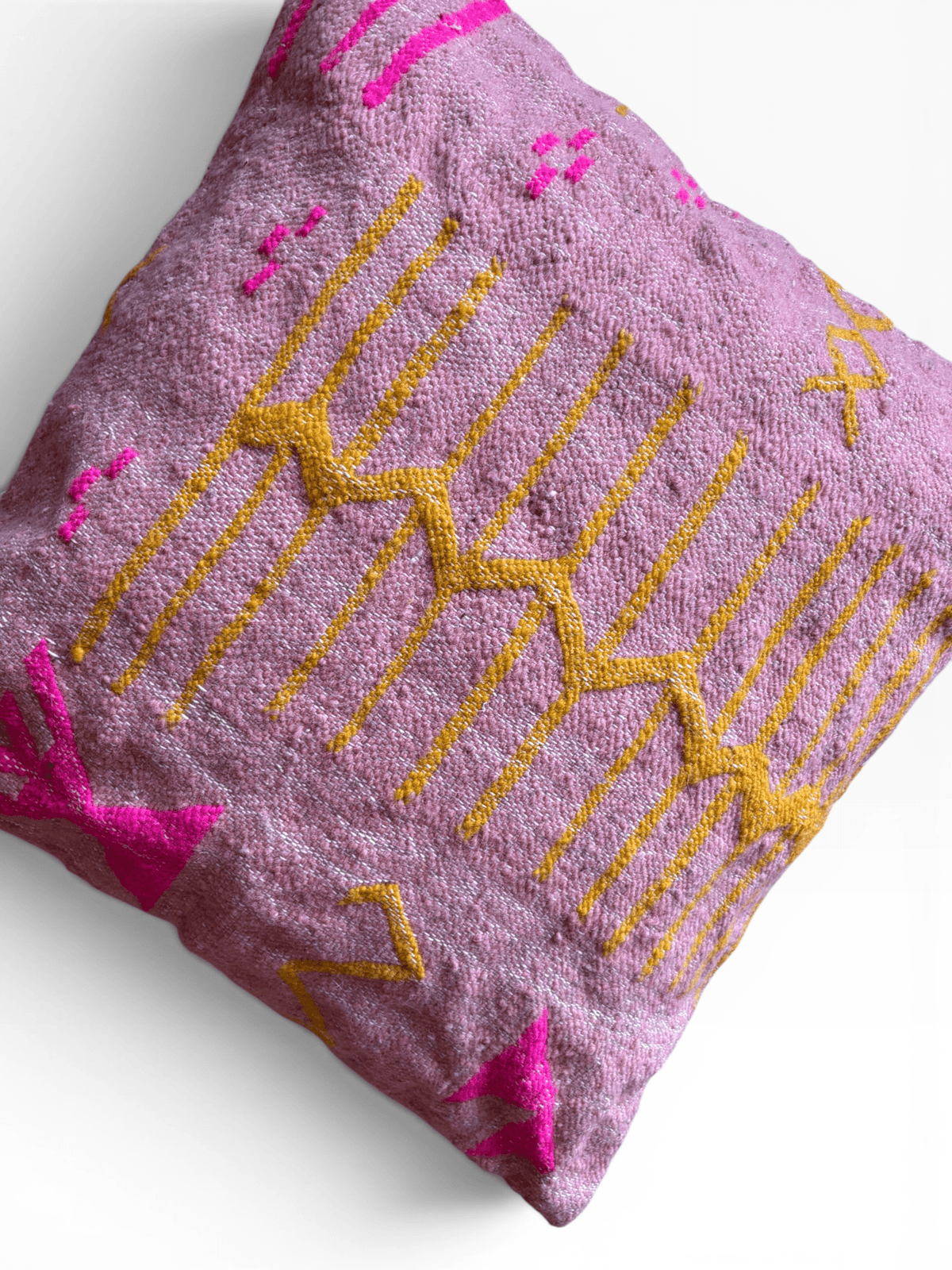 LEY! Kissen – Colorful Line Terracotta, 60 x 60 cm, geometrische Stickerei, inspiriert von Handarbeit aus Marrakesch.