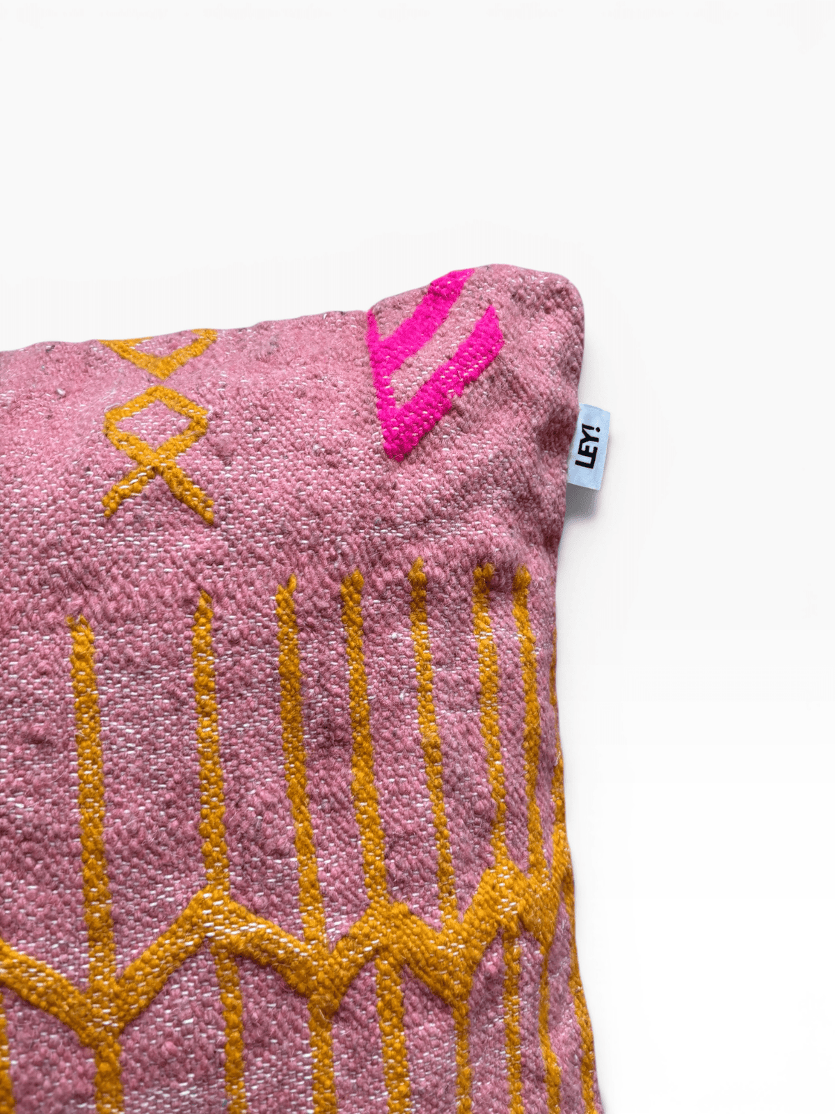 LEY! Kissen – Colorful Line Terracotta, 60 x 60 cm, geometrisches Muster in Rosa und Gelb, „LEP“-Etikett an der Seite.