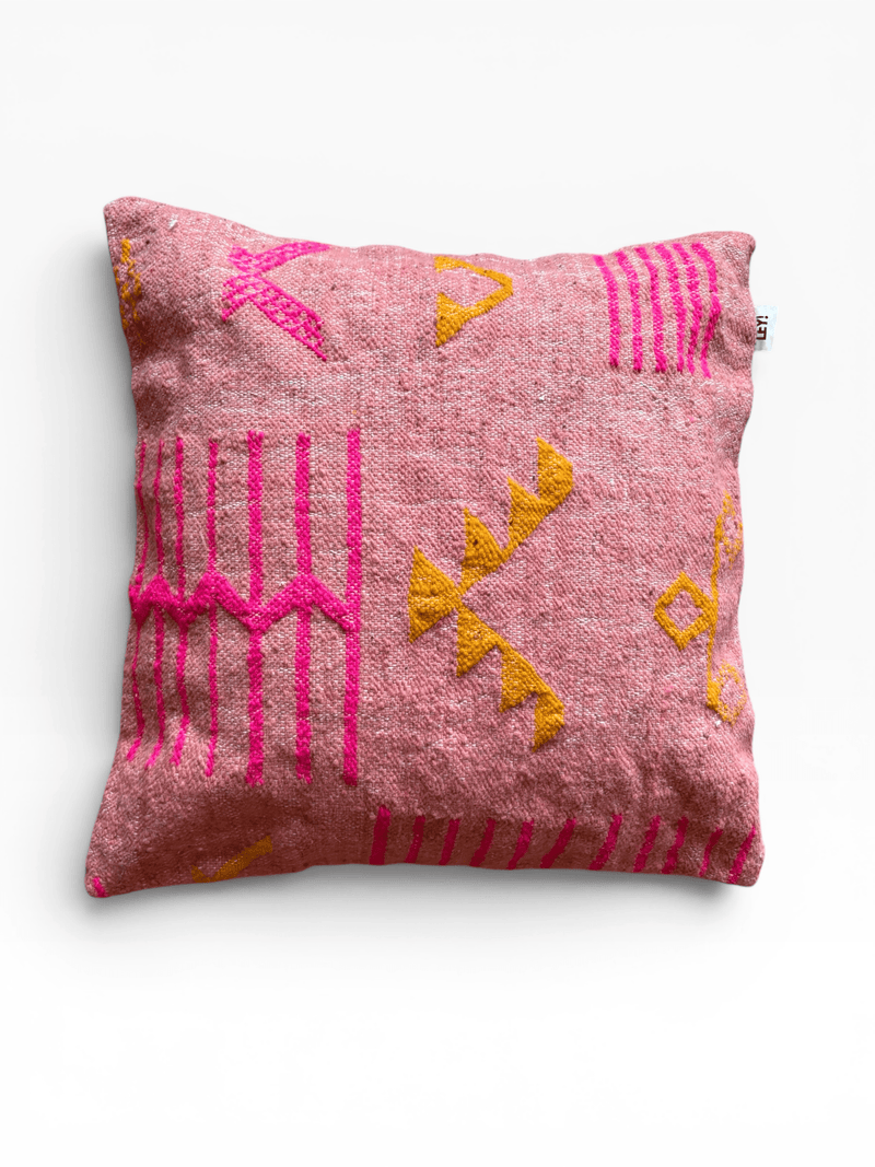 LEY! Kissen – Colorful Line Terracotta Edition, 60 x 60 cm, von LEY! mit farbenfrohen geometrischen Mustern.