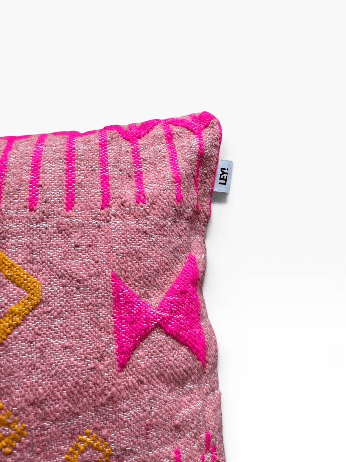 LEY! Kissen – Colorful Line Terracotta, 60 x 60 cm, rosa-gelbes Muster, LEN-Etikett am Rand.